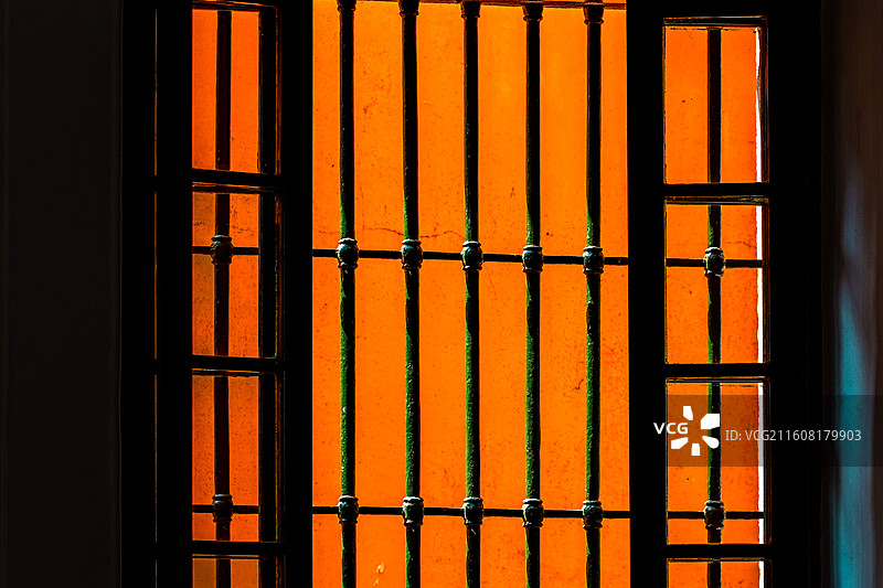 透过窗户看到的橙色墙面图片素材