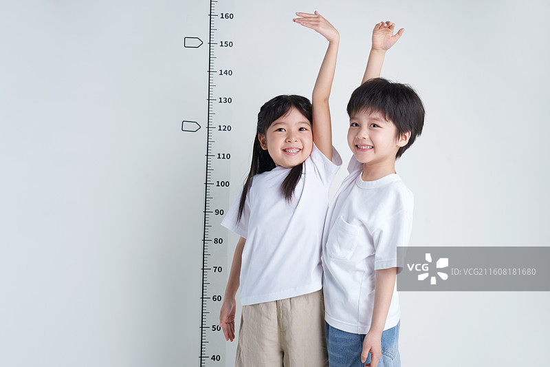 两个孩子测量身高图片素材