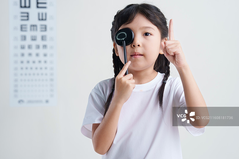 小女孩检查视力图片素材