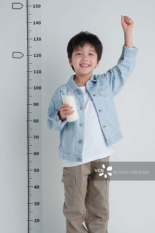 男孩测量身高图片素材
