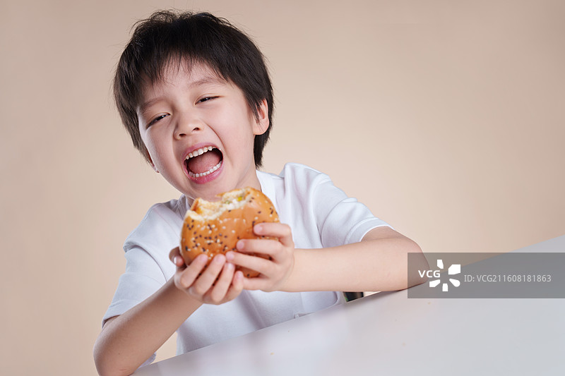 小男孩吃汉堡图片素材