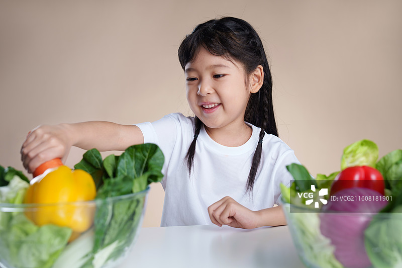 小女孩开心吃蔬菜图片素材