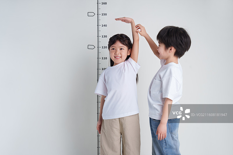两个孩子测量身高图片素材