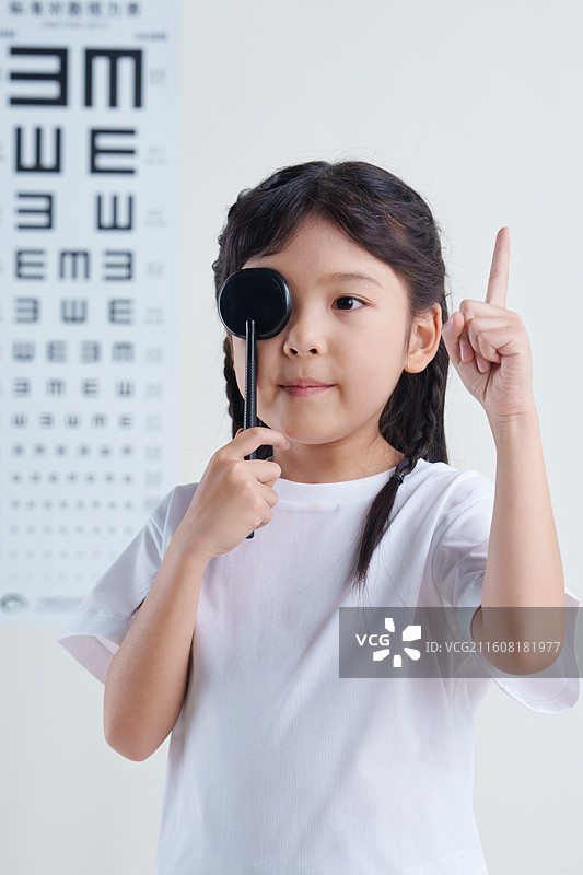 小女孩检查视力图片素材