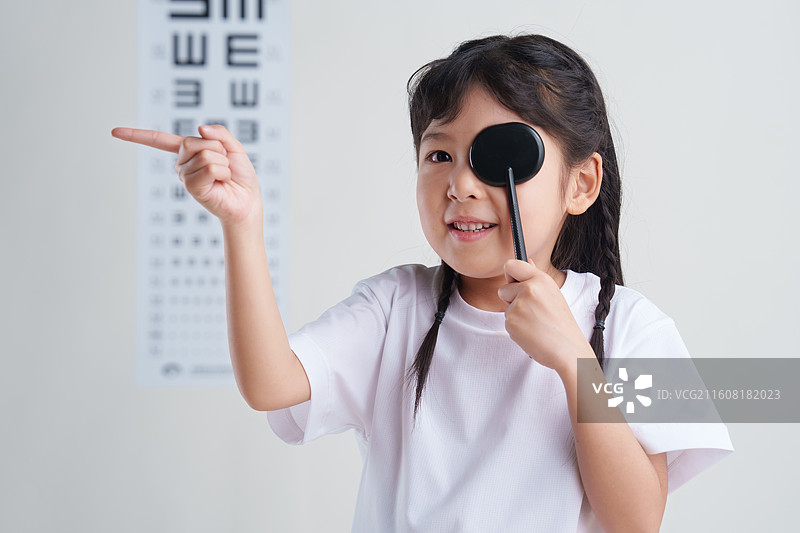 小女孩检查视力图片素材