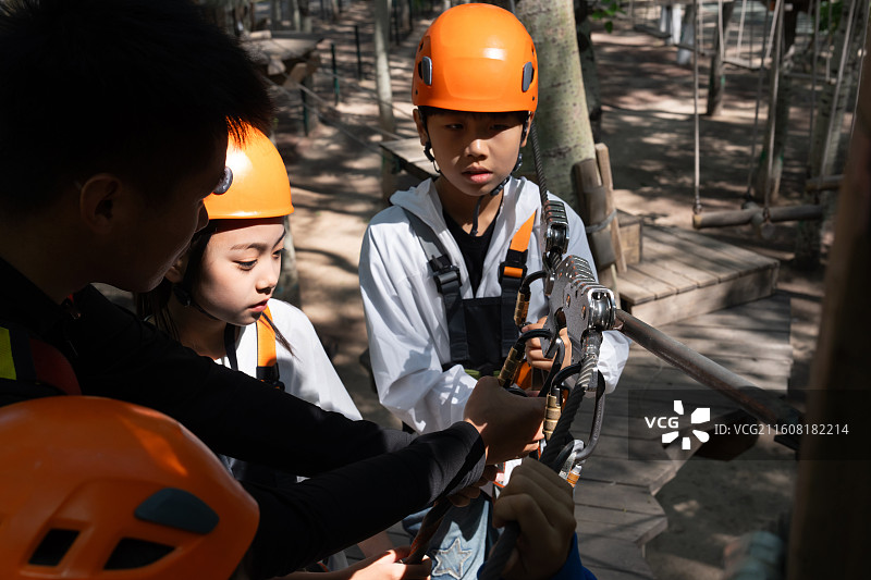 孩子在野外参与拓展运动图片素材