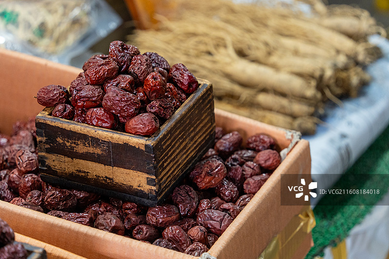 首尔广藏市场传统人参红枣摊档图片素材