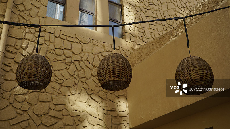 悬挂在天花板上的照明吊灯的低角度视图图片素材