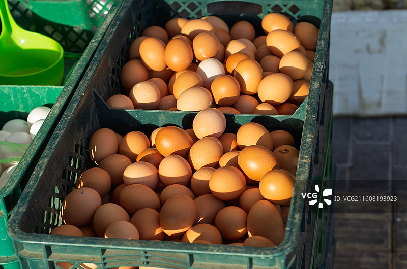绿色筐中堆放的新鲜鸡蛋图片素材