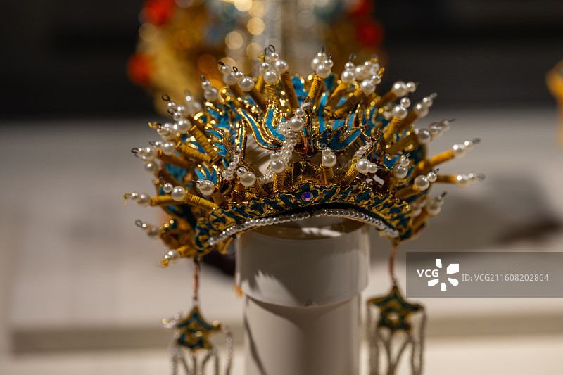 中国传统戏曲凤冠：金色骨架镶嵌珍珠与宝石，蓝色点翠工艺尽显华贵图片素材