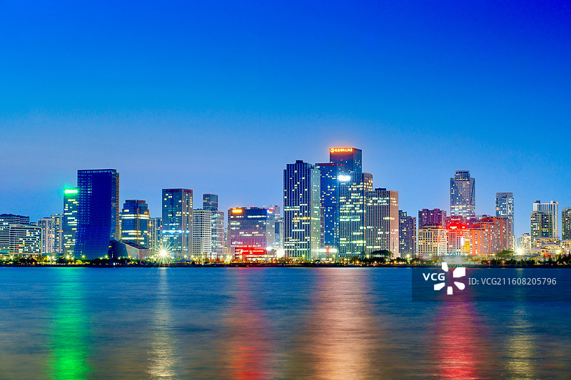 山东青岛黄岛区西海岸新区唐岛湾城市天际线图片素材