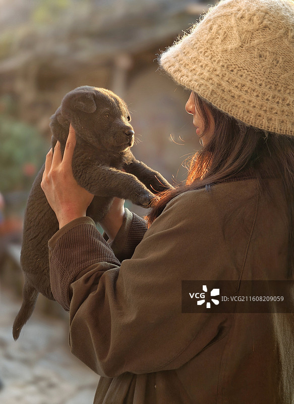 对视，女孩抱住小狗让它对视自己，小狗真的做到了！可爱☺！图片素材