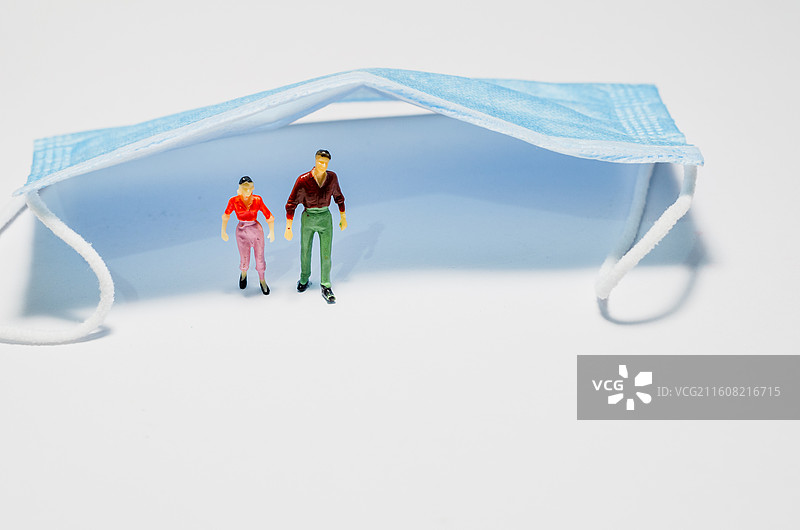 口罩下的两个小人图片素材