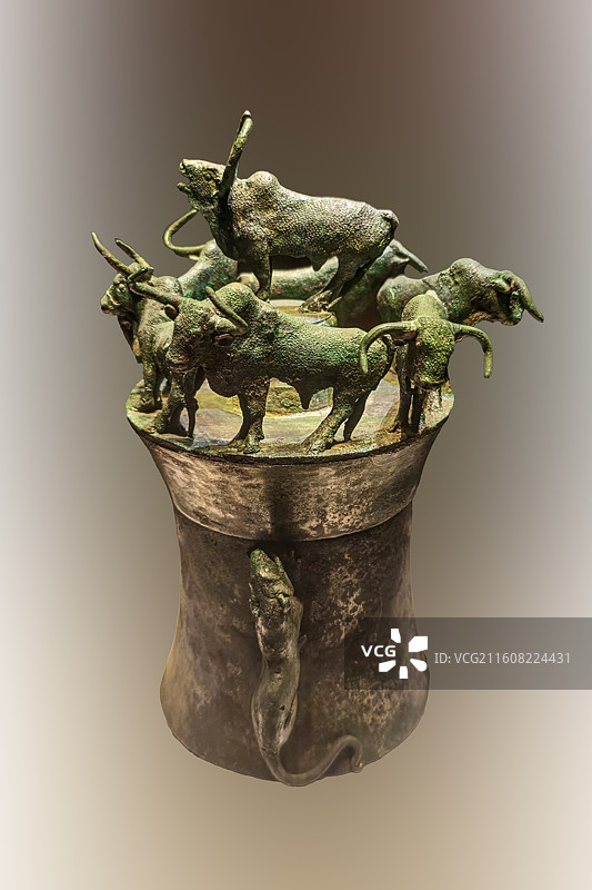 七牛虎耳青铜贮贝器，西汉，1955-1960年云南晋宁石寨山出土，国家一级文物，中国国家博物馆藏图片素材