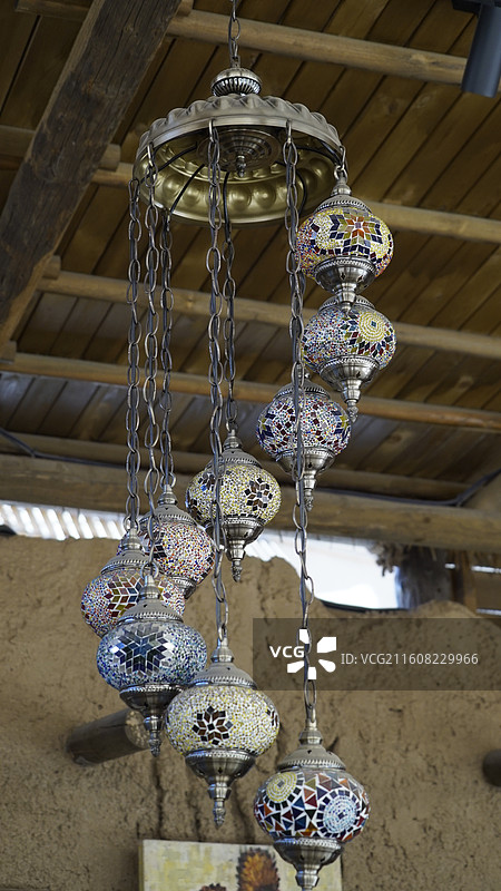 悬挂在天花板上的照明枝形吊灯的低角度视图图片素材