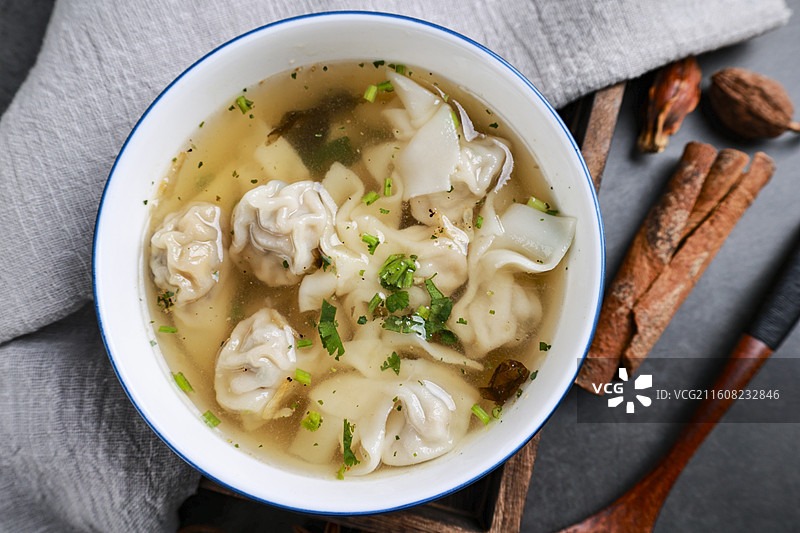 一碗美味的馄饨汤特写影棚拍摄图片素材