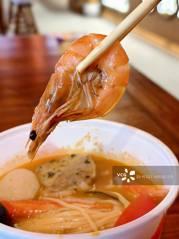 小吃街的海鲜冬阴功汤图片素材
