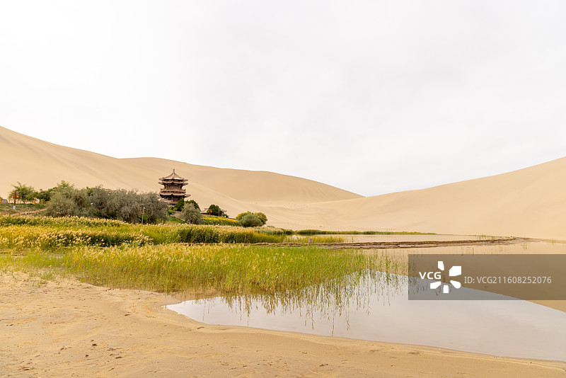 甘肃酒泉敦煌市 鸣沙山月牙泉景区的鸣月阁与月牙泉图片素材