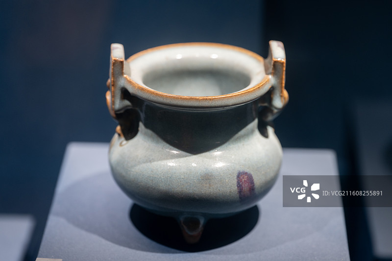 元代钧窑天青釉加紫斑立耳三足炉 博物馆馆藏瓷器图片素材