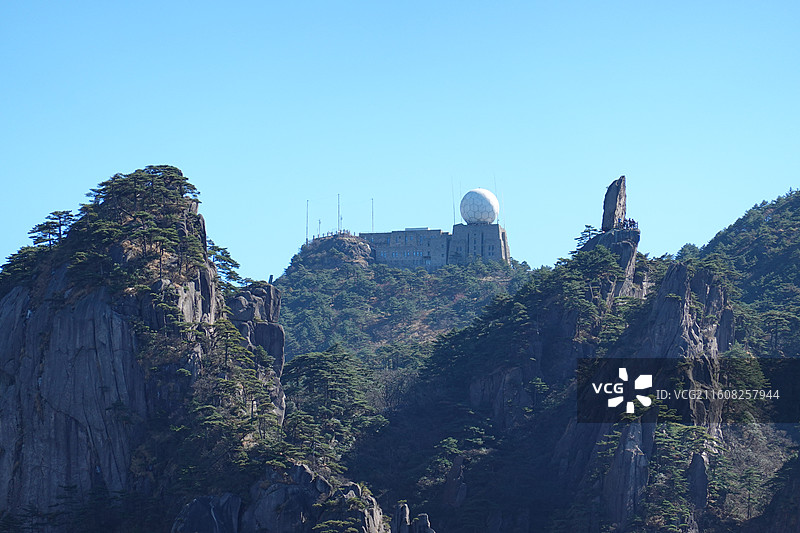 安徽省黄山市黄山风景区：西海大峡谷远眺光明顶和飞来石图片素材