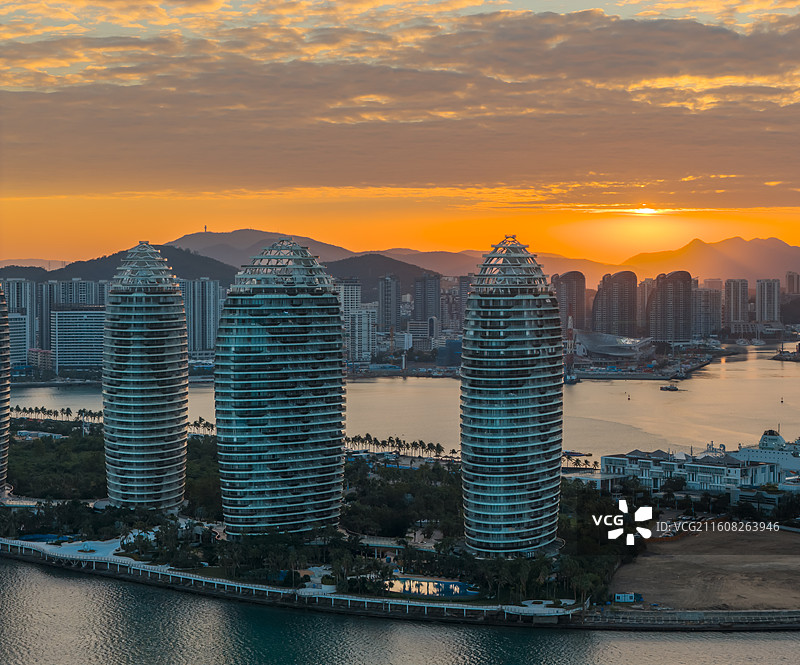 中国海南三亚地标建筑凤凰岛贝壳大楼风景图片素材
