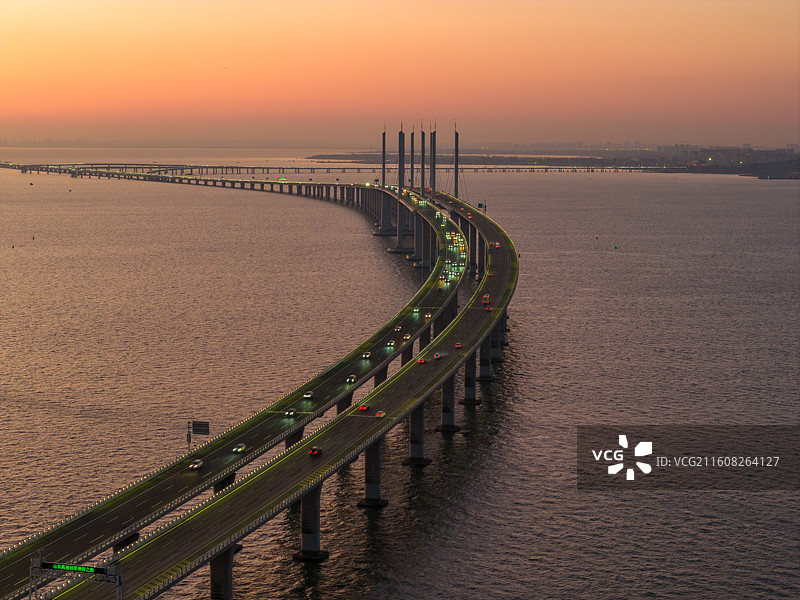 航拍青岛胶州湾跨海大桥日落晚霞图片素材