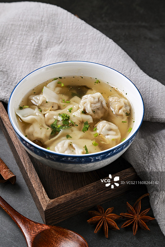 一碗美味的馄饨汤特写影棚拍摄图片素材