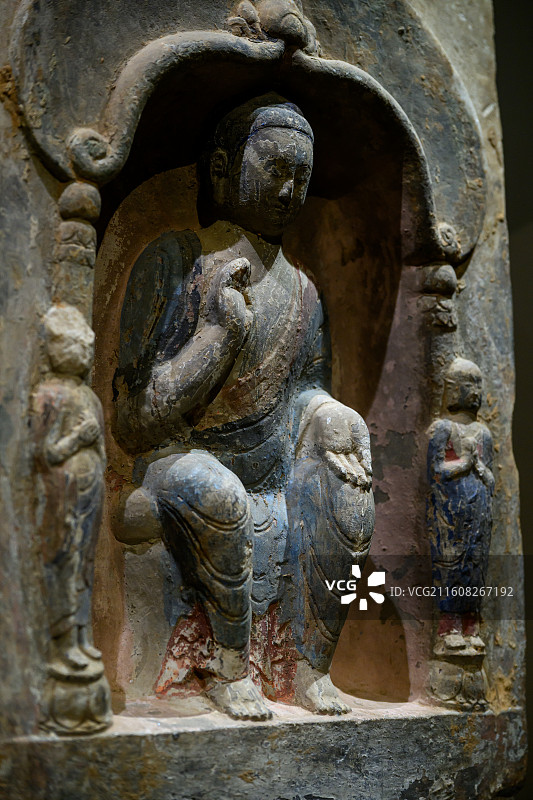 彩绘浮雕弥勒佛三尊像，北齐，灵寿县文物管理所藏，展出于国家博物馆《惠世天工——河北曲阳石雕艺术展》图片素材