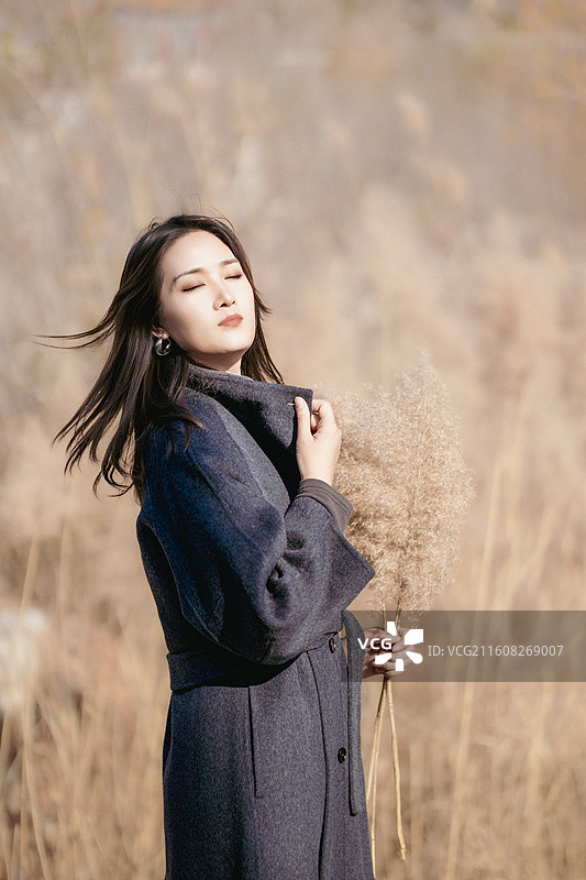 冬日山野灰大衣的松弛感图片素材