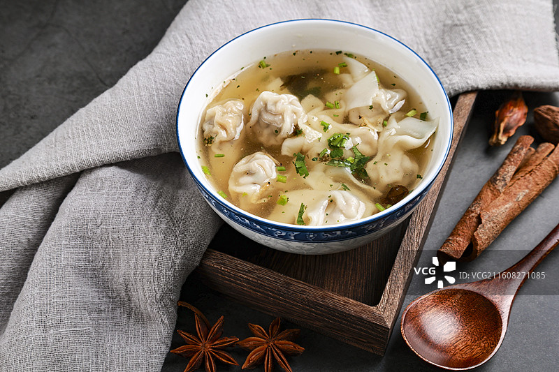 一碗美味的馄饨汤特写影棚拍摄图片素材