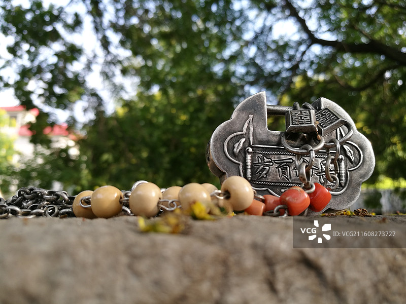 老银长命百岁花卉锁饰品。老物件古董。双喜。老银链。户外特写图片素材