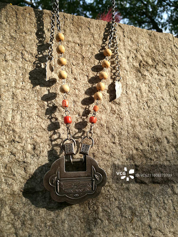 老银长命百岁花卉锁饰品。老物件古董。双喜。老银链。户外特写图片素材