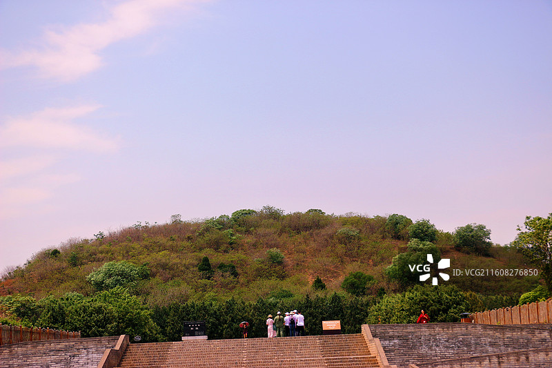 游客和汉景帝阳陵同框照片，位于今陕西省咸阳市渭城区，是西汉帝陵的典型代表，现为全国重点文物保护单位图片素材