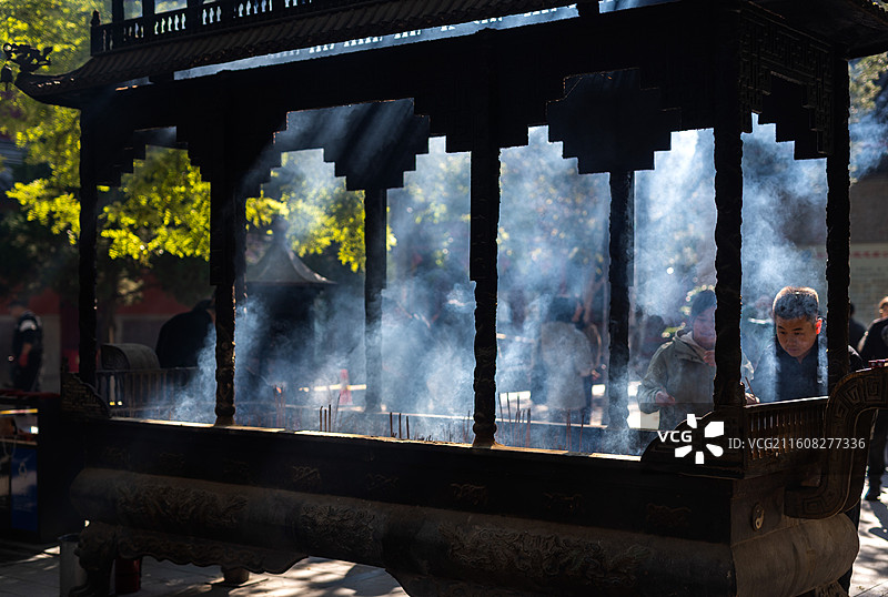 北京白云观内的旺盛香火图片素材