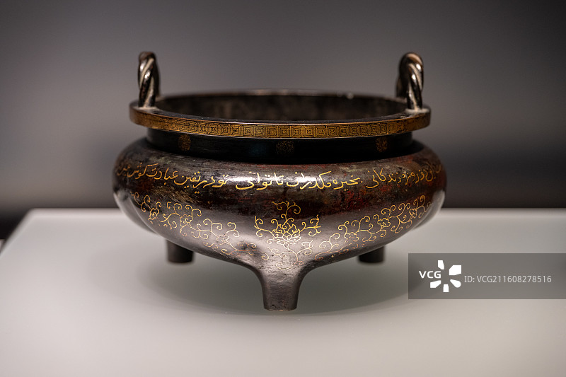 错金波斯文索耳鬲炉：黑底错金波斯文与缠枝纹，索耳三足古雅造型图片素材