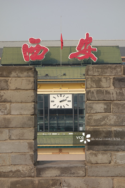 陕西西安明城墙西安城墙解放门外：新冠疫情期间的西安站西安火车站南广场图片素材