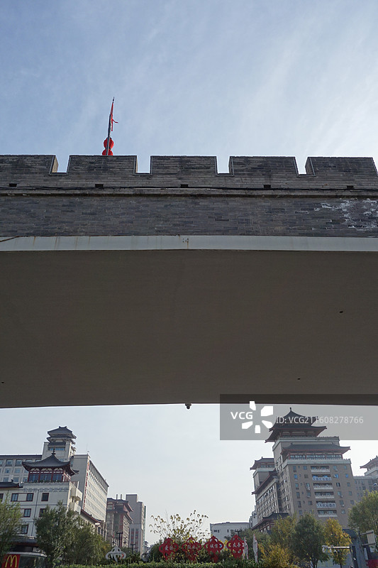 陕西西安明城墙西安城墙城门洞：解放门外解放路图片素材