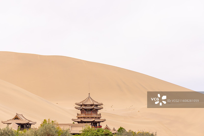 甘肃酒泉敦煌市 鸣沙山月牙泉景区复建的鸣月阁传统建筑图片素材