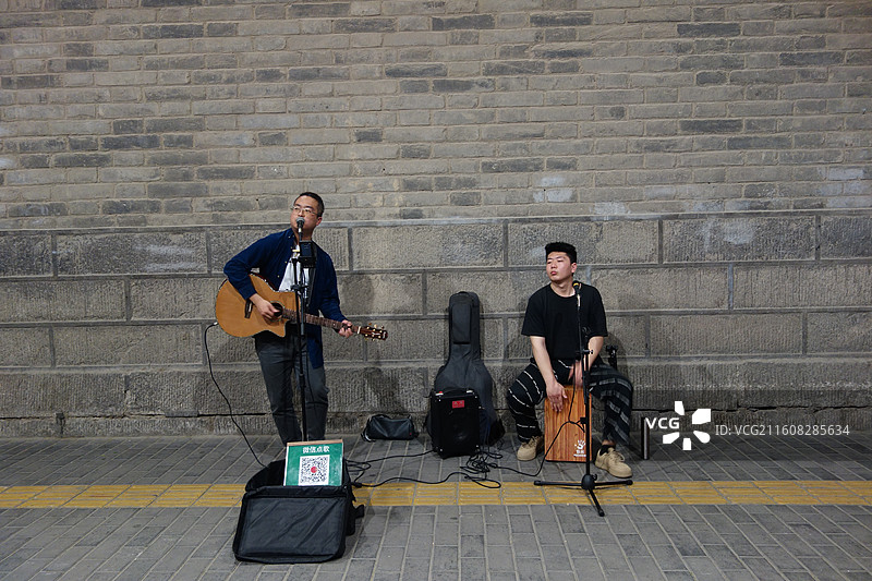 陕西西安明城墙西安城墙城门：朱雀门城门洞里乐队夜场演出图片素材