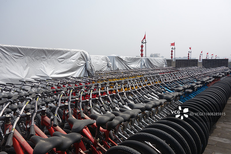 陕西西安明城墙西安城墙：西门安定门自行车共享单车图片素材