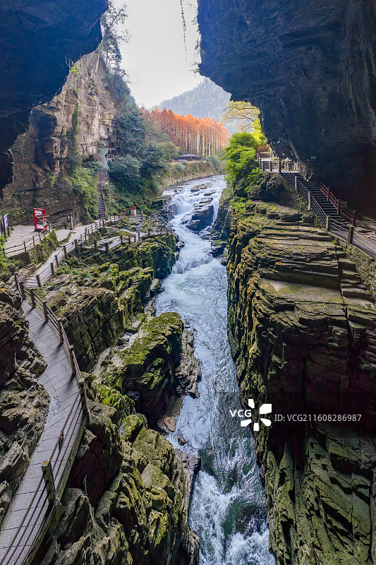 湖北利川腾龙洞景区初冬时节的“卧龙吞江”景点图片素材