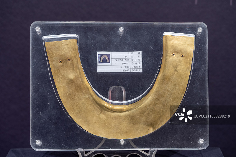 战国晚期金项圈，出土于甘肃省张家川县马家塬遗址，现藏于甘肃省文物考古研究所图片素材