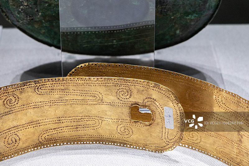 上海中国航海博物馆印证滇国云南古滇文明特展金腰带及圆形铜扣饰 西汉 云南玉溪江川李家山古墓群出土图片素材