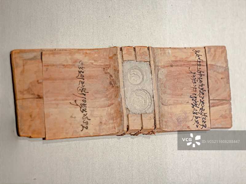 新疆和田博物馆展出的汉代晋代 佉卢文木牍图片素材