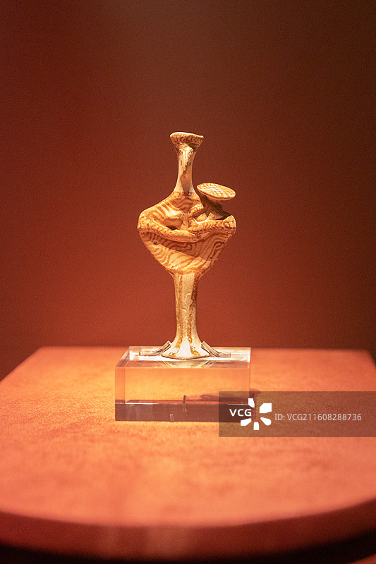 带着婴幼儿的女子陶像（儿童养育者）图片素材