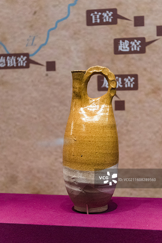 黄釉提梁壶 辽代 内蒙古博物院图片素材