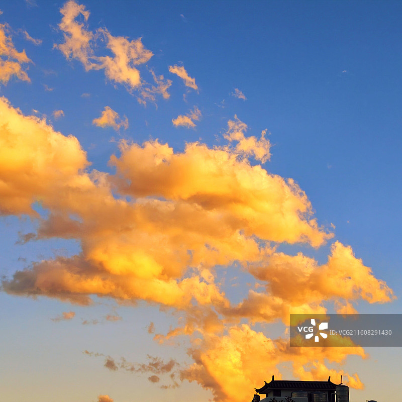 大理S湾，旅游热点地：云南大理磻溪村S湾，水杉红霞，海鸥步道，苍山洱海，景色秀丽，是游客旅行热衷地。图片素材