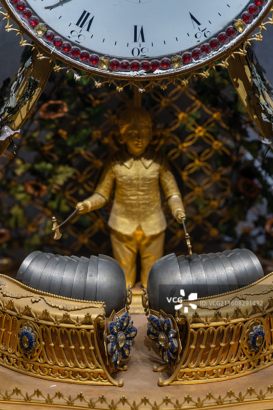 铜镀金嵌彩料石人敲时乐钟图片素材