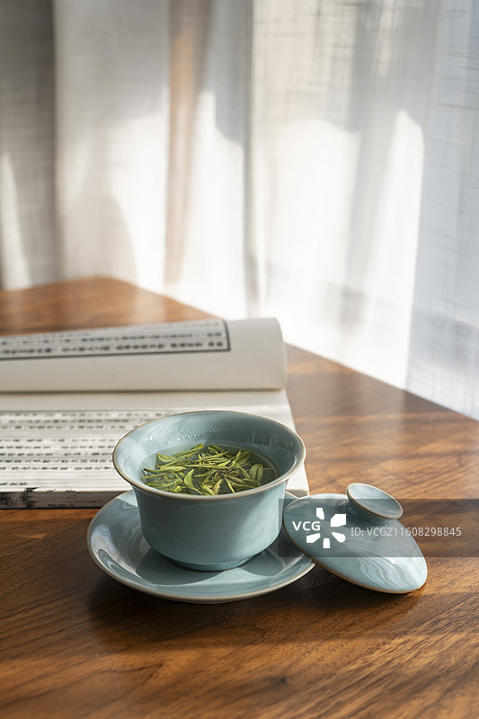 天青汝瓷盖碗与绿茶：开片瓷具里的中式茶韵图片素材