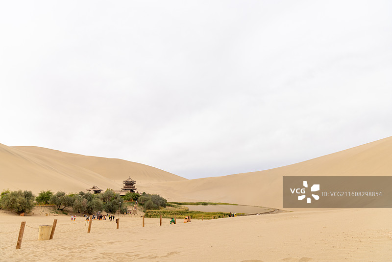 甘肃酒泉敦煌市 鸣沙山月牙泉景区的鸣月阁与月牙泉图片素材